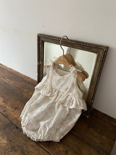 Anne Shirley03｜(3m-22m) 1色壓紋碎花綁帶包屁衣10