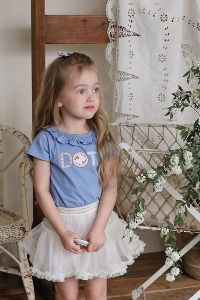 FLO33｜(75-140) 英字印花荷葉滾邊上衣1