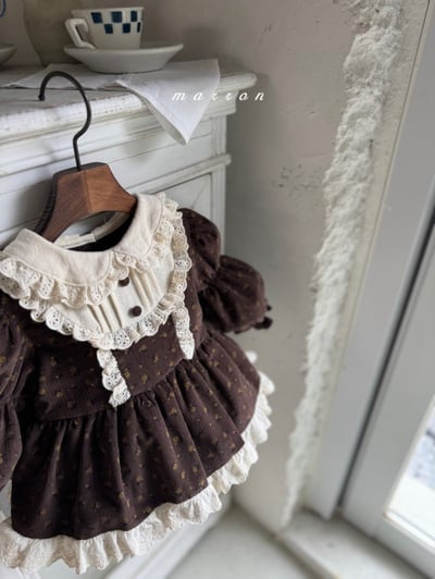 Marron 54｜(3m-18m) 宮廷蕾絲層次領玫瑰碎花包屁衣9