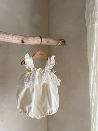 Anne Shirley07｜(3m-22m) 1色荷葉蕾絲無袖包屁衣1