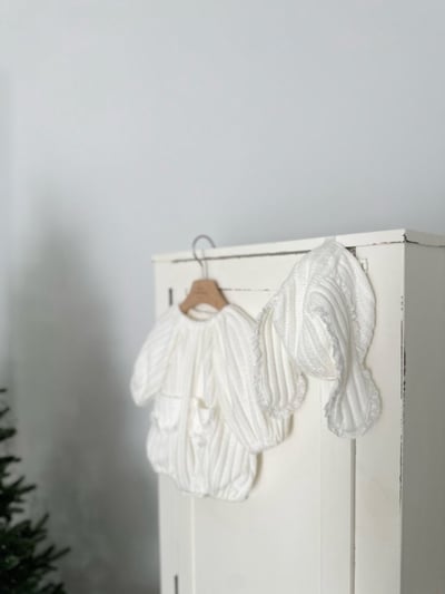 MONBEBE16｜(3m-24m) 坑條針織蕾絲口袋包屁衣6