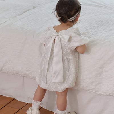 bebe nine27  (6m-24m) 2色緞帶蝴蝶結包屁衣1