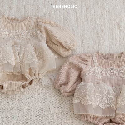 Bebe holic53｜(3m-18m) 蕾絲圍裙坑條包屁衣2