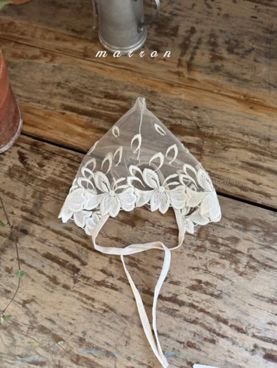 Marron38｜(-18m) 蕾絲花瓣綁帶帽2