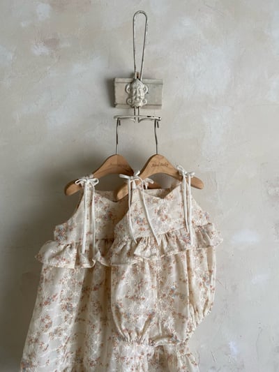 Anne Shirley34｜(3m-22m) 2色碎花壓紋綁帶包屁衣8