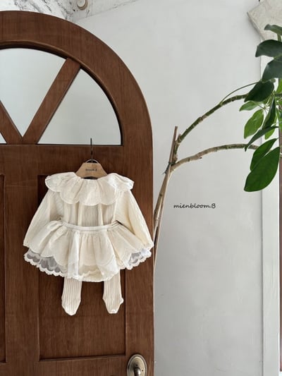 Bloom.b44｜(0m-18m) 蕾絲荷葉領壓紋包屁衣8