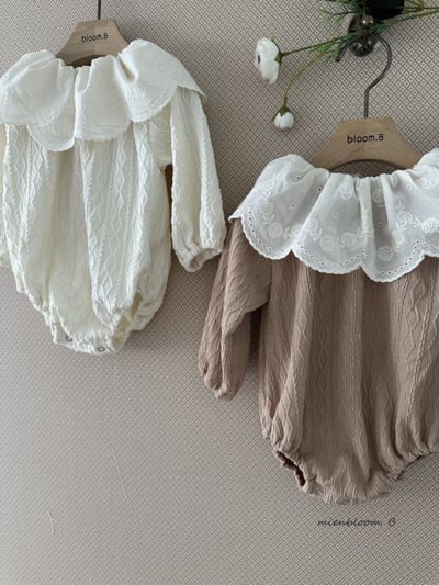 Bloom.b44｜(0m-18m) 蕾絲荷葉領壓紋包屁衣3
