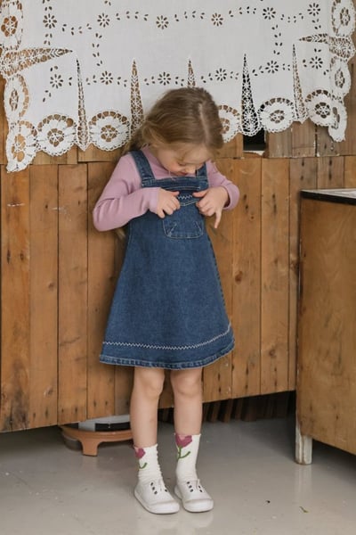 FLO48｜(75-140) 2色吊帶滾邊縫線牛仔裙7