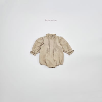 bebe nine05 (65-90) 2色抓皺荷葉立領包屁衣11