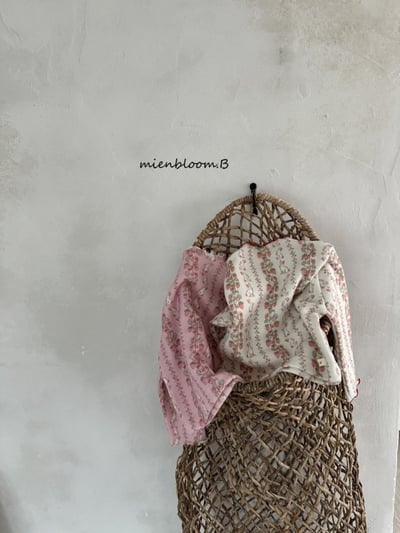 Bloom.b25｜(85cm-125cm) 兔子草莓捲邊上衣10