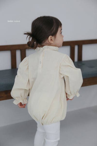 bebe nine05 (65-90) 2色抓皺荷葉立領包屁衣2