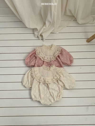 Bebe holic43｜(3m-18m) 蕾絲滾邊領壓花包屁衣1