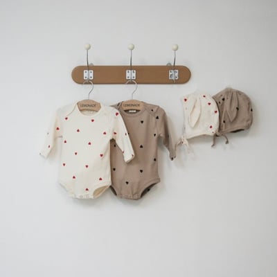 LEMONADE34｜(55cm-85cm) 2色小愛心包屁衣含帽子17