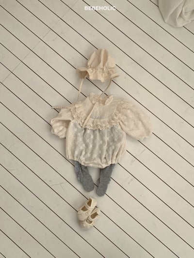 Bebe holic43｜(3m-18m) 蕾絲滾邊領壓花包屁衣8