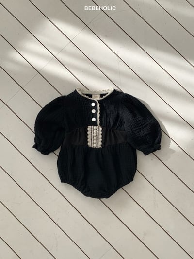 Bebe holic42｜(3m-18m) 蕾絲滾邊設計包屁衣3