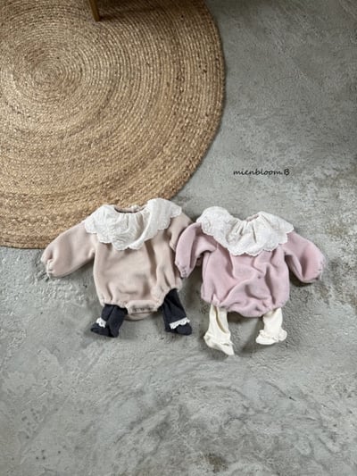 Bloom.b14｜(0m-24m) 蕾絲花瓣領包屁衣11