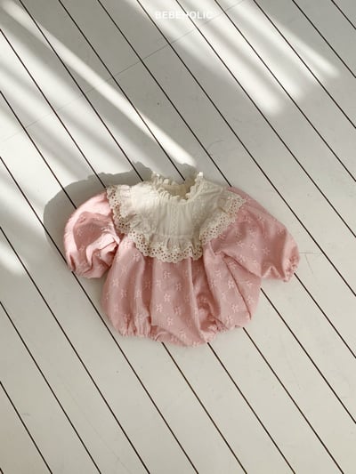 Bebe holic43｜(3m-18m) 蕾絲滾邊領壓花包屁衣16