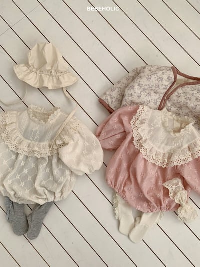Bebe holic43｜(3m-18m) 蕾絲滾邊領壓花包屁衣10