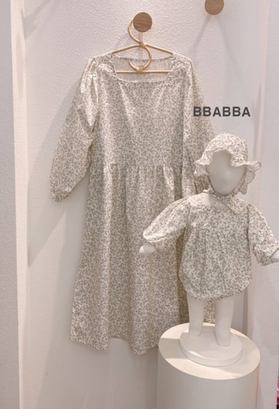 BBABBA05｜(60cm-83cm-mom) 2色碎花蕾絲花邊包屁衣含帽子/洋裝11