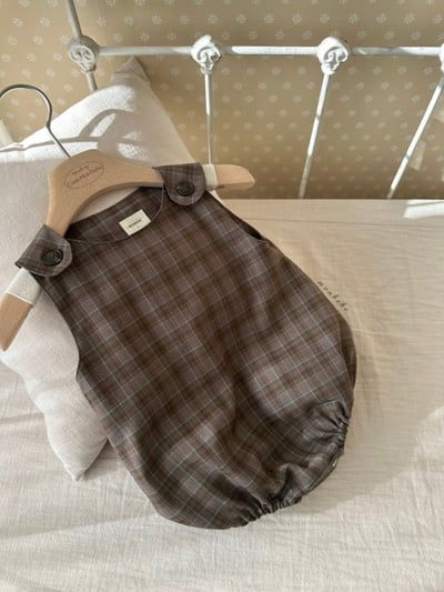 MONBEBE34｜(3m-24m) 排釦格紋吊帶包屁褲4
