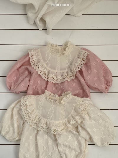 Bebe holic43｜(3m-18m) 蕾絲滾邊領壓花包屁衣2