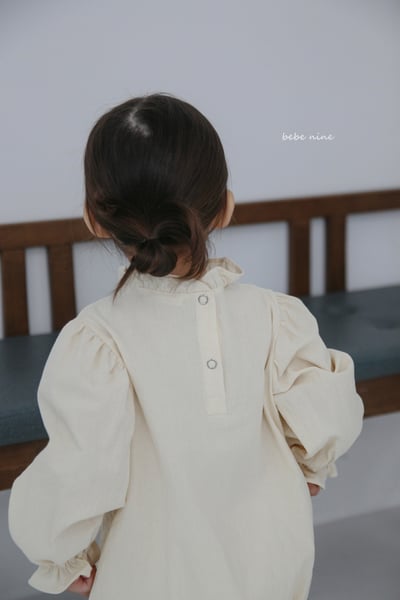 bebe nine05 (65-90) 2色抓皺荷葉立領包屁衣3