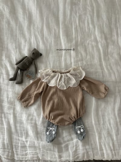 Bloom.b44｜(0m-18m) 蕾絲荷葉領壓紋包屁衣7