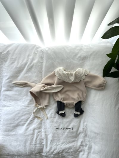 Bloom.b14｜(0m-24m) 蕾絲花瓣領包屁衣15