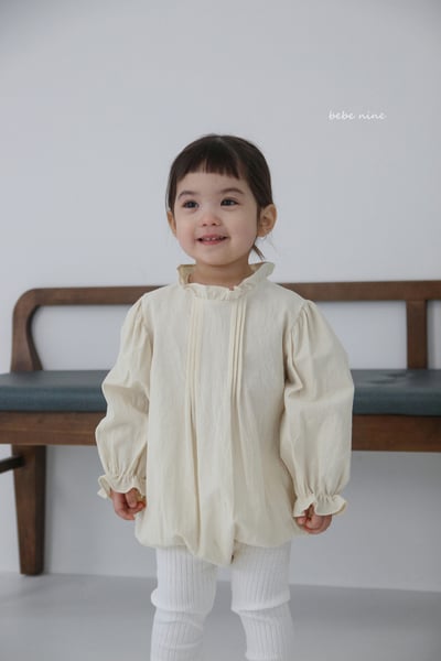 bebe nine05 (65-90) 2色抓皺荷葉立領包屁衣1