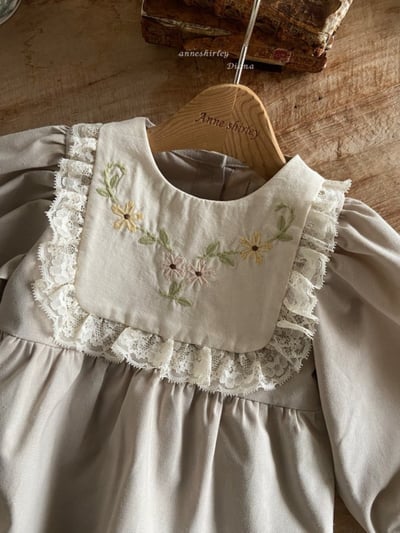 Anne Shirley04｜(3m-22m) 1色刺繡方領包屁衣2