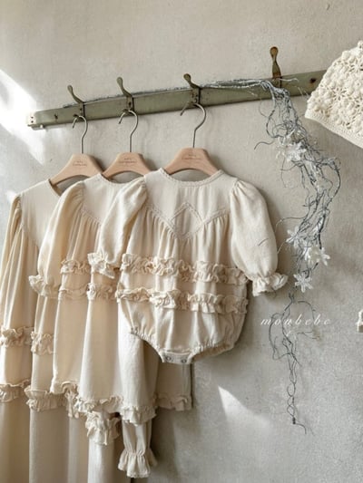 MONBEBE44｜(3m-24m) 優雅荷葉花邊包屁衣5