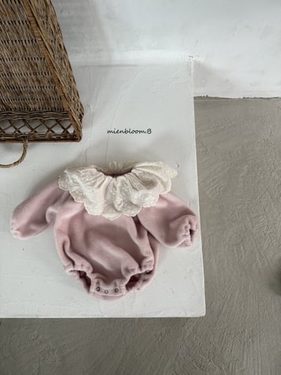 Bloom.b14｜(0m-24m) 蕾絲花瓣領包屁衣7