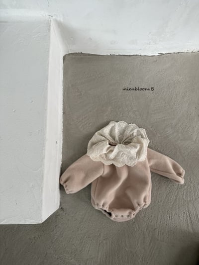 Bloom.b14｜(0m-24m) 蕾絲花瓣領包屁衣13