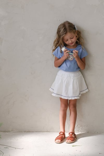 FLO33｜(75-140) 英字印花荷葉滾邊上衣5