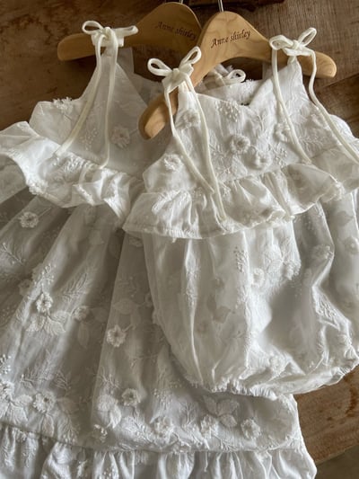 Anne Shirley34｜(3m-22m) 2色碎花壓紋綁帶包屁衣7