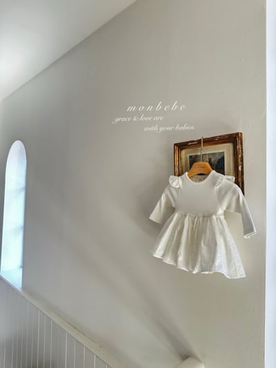 MONBEBE19｜(3m-24m) 簡約荷葉飛袖洋裝包屁衣8