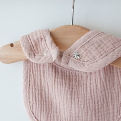 LEMONADE26｜(55cm-85cm) 2色撞色拼接包屁衣含帽子圍兜16