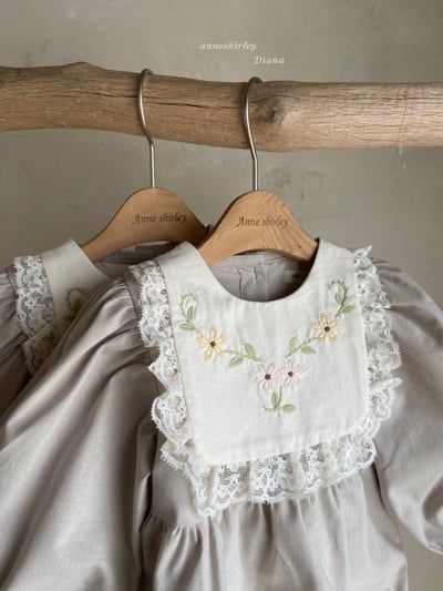 Anne Shirley04｜(3m-22m) 1色刺繡方領包屁衣8