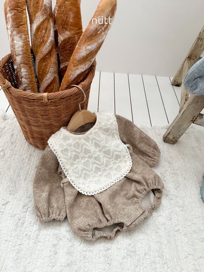 Nutt02｜(3m-16m) 愛心壓紋套裝含圍兜背心16