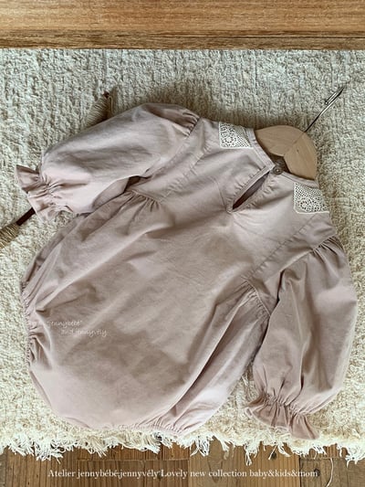 JE570｜(66-90cm) 簡約蕾絲領包屁衣25