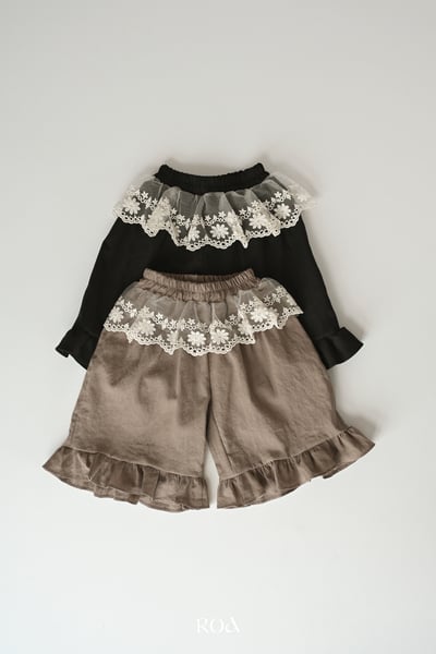 ROA29｜(6m-18m) 2色蕾絲裙擺荷葉七分褲3