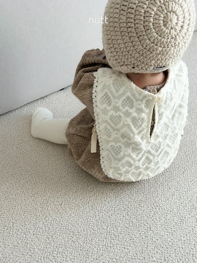 Nutt02｜(3m-16m) 愛心壓紋套裝含圍兜背心6