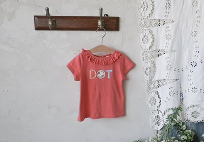 FLO33｜(75-140) 英字印花荷葉滾邊上衣11