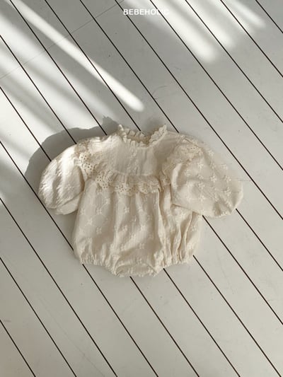 Bebe holic43｜(3m-18m) 蕾絲滾邊領壓花包屁衣4