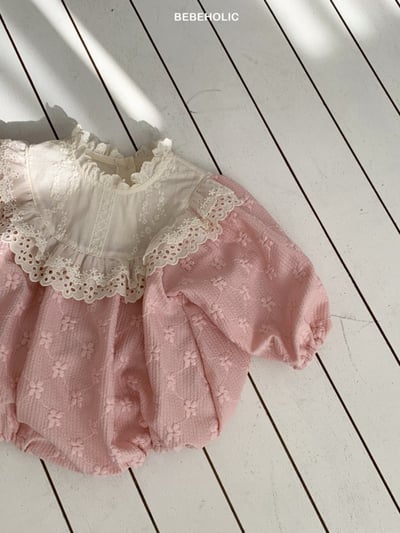 Bebe holic43｜(3m-18m) 蕾絲滾邊領壓花包屁衣13