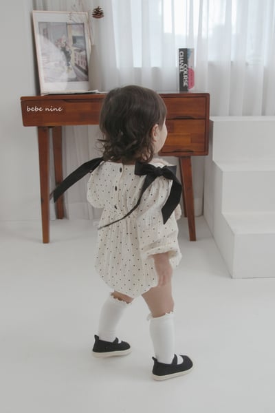 bebe nine21 (65-90) 2色點點蝴蝶結緞帶包屁衣8