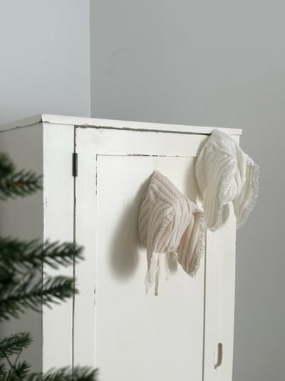 MONBEBE17｜(3m-12m) 坑條針織蕾絲兔耳綁戴帽8