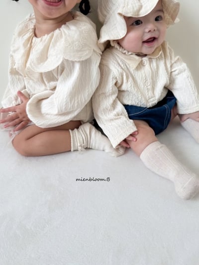 Bloom.b44｜(0m-18m) 蕾絲荷葉領壓紋包屁衣5