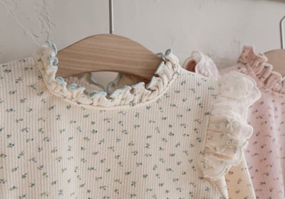 FLO40｜(75-140) 3色木耳捲邊碎花上衣24