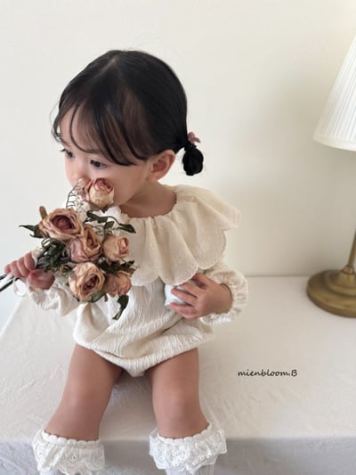 Bloom.b44｜(0m-18m) 蕾絲荷葉領壓紋包屁衣4